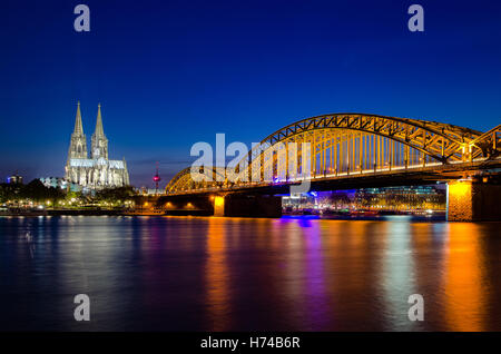 Cologne, Allemagne. Image de Cologne avec la cathédrale de Cologne pendant le crépuscule heure bleue en Allemagne. Banque D'Images