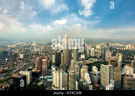 Toits de gratte-ciel de Kuala Lumpur et avant le coucher du soleil à Kuala Lumpur, Malaisie. Banque D'Images