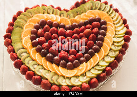 Buffet authentique, assortiment de fruits frais, de baies et d'agrumes. Préparation pour un menu créatif du design Banque D'Images