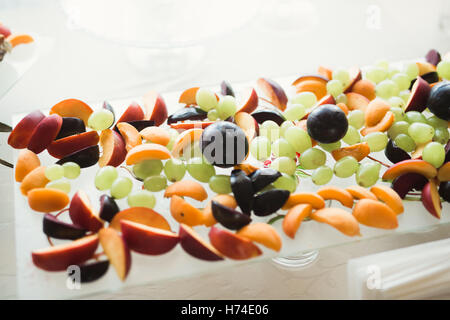 Buffet authentique, assortiment de fruits frais, de baies et d'agrumes. Préparation pour un menu créatif du design Banque D'Images