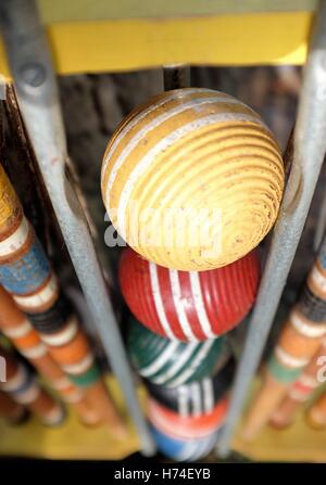 Close-up de vieux matériel et boules de croquet verticalement dans les systèmes désuets titulaire. Banque D'Images