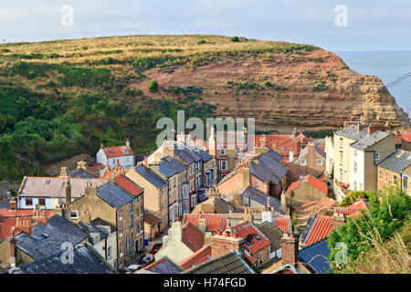 Les toits rouges de l'ancien village de pêcheurs de Staithes dominer la vue depuis l'ancienne chaume. Yorkshire UK Banque D'Images