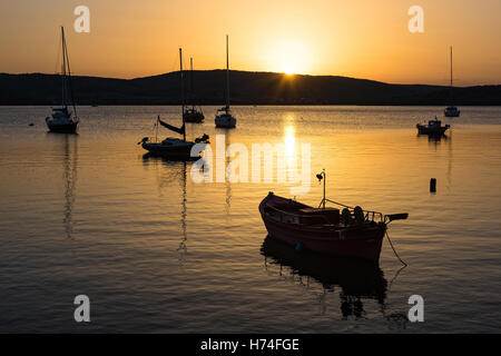 Divers bateaux au coucher du soleil dans le golfe Pagasétique, Grèce Banque D'Images