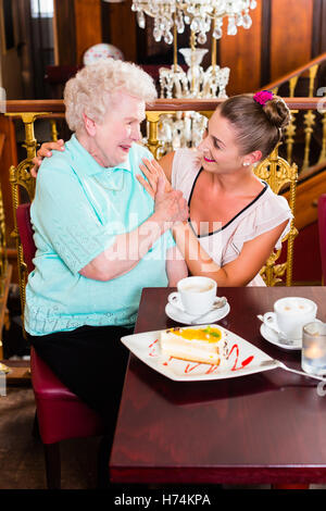 Grand-mère et petite-fille du coffee in cafe Banque D'Images