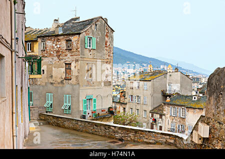 La mauvaise préservé des maisons dans le vieux quartier, Bastia, Corse, France. Banque D'Images