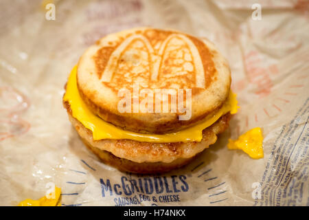 Un McDonald's, saucisse, Œuf et fromage sandwich déjeuner McGriddle. Banque D'Images