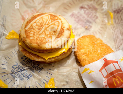 Un McDonald's, saucisse, Œuf et fromage sandwich déjeuner McGriddle. Banque D'Images