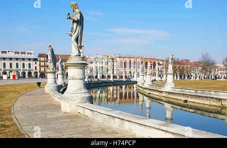 Prato della Valle est la plus grande place d'Italie, entourée par le système du canal de statues Banque D'Images