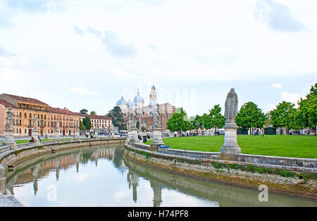 Le Prato della Valle est la principale place de la ville avec le cercle canals Banque D'Images