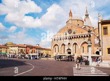 Vue frontale de la Basilique de Saint Antoine de Padoue, situé sur la Piazza del Santo et entouré par le marché de souvenirs Banque D'Images