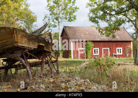 Maison en bois rouge typique dans la région de smaland près de Glesborg sud de la Suède Banque D'Images