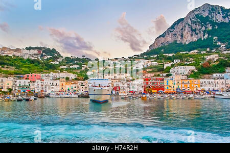 Le bateau change de direction dans le port de Marina Grande, l'île de Capri, Italie Banque D'Images