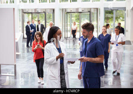 Le personnel dans le hall d'occupation de l'hôpital moderne Banque D'Images