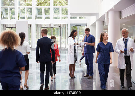 Le personnel dans le hall d'occupation de l'hôpital moderne Banque D'Images