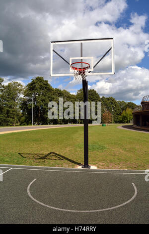 Panier de basket-ball against cloudy blue sky in resort park Banque D'Images