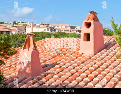 Le plaisir les cheminées sont le détail de l'architecture unique de resort Sardaigne Porto Cervo Banque D'Images