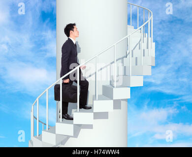 L'homme d'affaires de monter à l'étage dans un escalier incurvé vers le succès avec fond de ciel bleu Banque D'Images