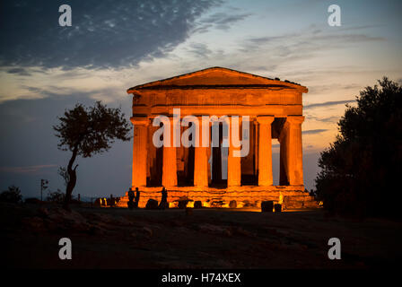 Le Temple de Concordia est un ancien temple grec de la Valle dei Templi (Vallée des temples), Agrigento, AG, Italie Banque D'Images