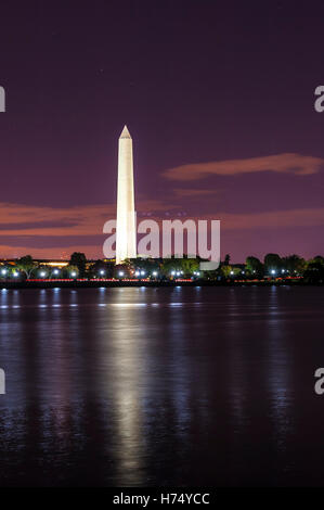 Le Washington Monument éclairé la nuit avec l'étang au premier plan, Washington D.C. Banque D'Images