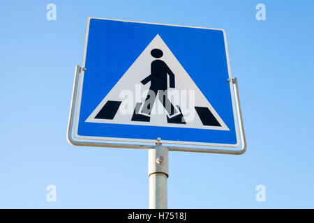 Passage pour piétons. Bleu et blanc carré signe de route avec l'homme sur pied schéma fond de ciel bleu Banque D'Images