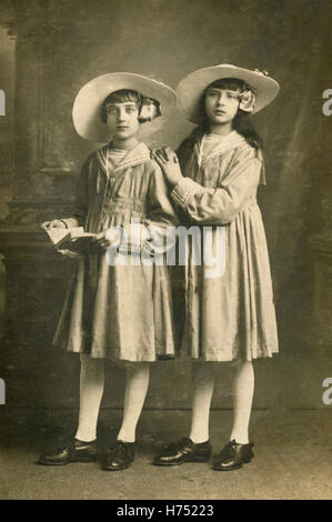 Portrait de deux jeunes filles habillées, Italie Banque D'Images