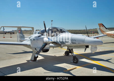 Gelendzhik, Russie - 10 septembre 2010 : Diamond DA42 MPP GUARDIAN avion de reconnaissance et de surveillance sur l'aire de stationnement Banque D'Images