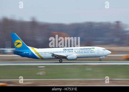 Borispol, l'Ukraine - 13 novembre 2010 : Air Ukraine International Boeing 737-400 sur sa course après le débarquement Banque D'Images