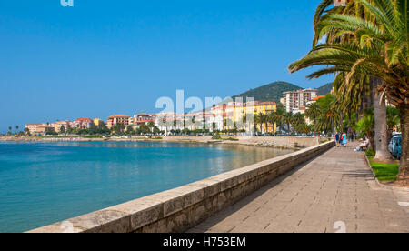 Boulevard Pascal Rossini est le lieu de prédilection pour les promenades touristiques entre le soleil et le shopping, Ajaccio, Corse, France. Banque D'Images