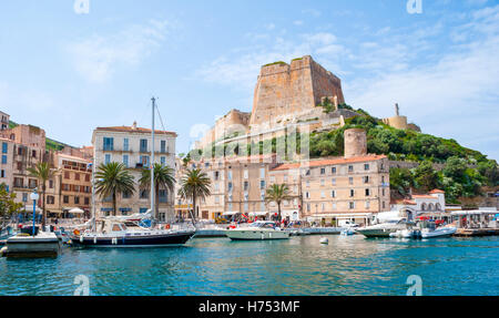 La meilleure façon d'explorer la ville de Bonifacio est d'avoir un voyage sur un bateau Banque D'Images