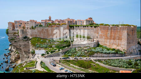 La vue sur la citadelle médiévale de Bonifacio à partir de la colline, Corse Banque D'Images