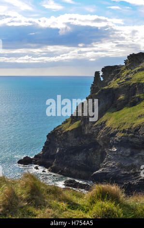 Vues de la côte accidentée de Cornwall de la South West Coastal Path, près de Tintagel, en Cornouailles, Banque D'Images