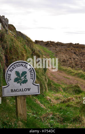 National Trust signe pour Bagalow sur le chemin côtier du sud-ouest de ronde, près de Tintagel, en Cornouailles, Angleterre du Sud-Ouest, Royaume-Uni Banque D'Images