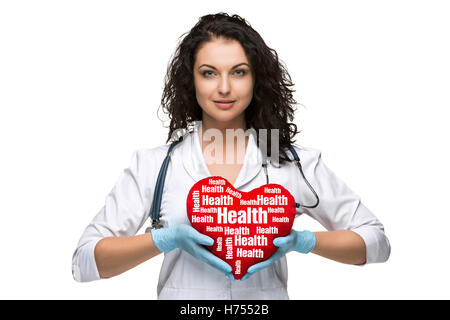 Pretty woman doctor holding un cœur rouge Banque D'Images