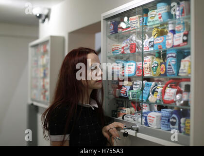 Artiste estimé Lucy Sparrow lors d'un aperçu de la presse son exposition à l'étalage, qui met en valeur les éléments les plus shoplifted au Royaume-Uni, à la galerie Alkin Saint-laurent au centre de Londres. Banque D'Images