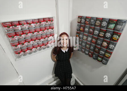 Artiste estimé Lucy Sparrow lors d'un aperçu de la presse son exposition à l'étalage, qui met en valeur les éléments les plus shoplifted au Royaume-Uni, à la galerie Alkin Saint-laurent au centre de Londres. Banque D'Images