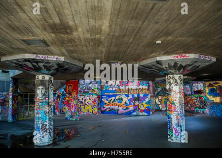 Le Southbank skating park, couvert de graffitis. Banque D'Images