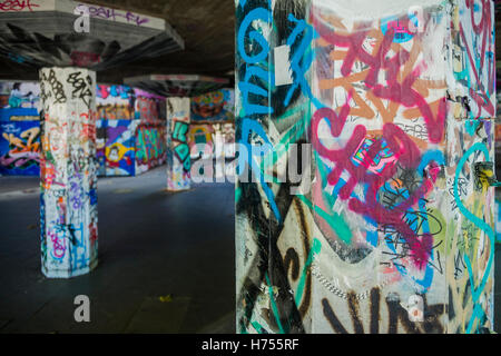 Le Southbank skating park, couvert de graffitis. Banque D'Images