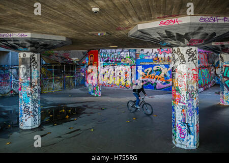 Le Southbank skating park, couvert de graffitis. Banque D'Images