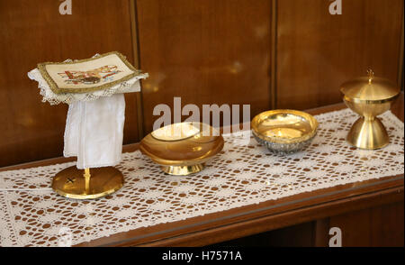 Calice et patène en or pour la sainte communion au cours de la Messe de la cérémonie religieuse catholique Banque D'Images