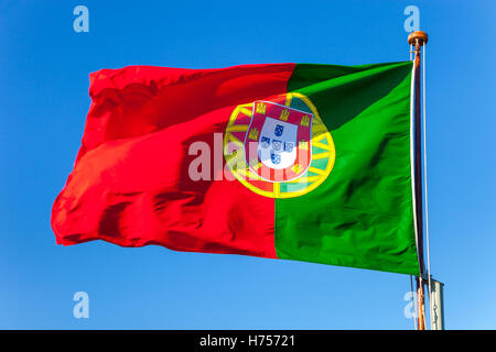 Le drapeau national du Portugal au vent. Banque D'Images