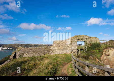 Ruines du vieux fort 1781 sur un promontoire dominant la baie de Pembrokeshire Coast National Park. Pembrokeshire Wales Royaume-uni Fishguard Banque D'Images