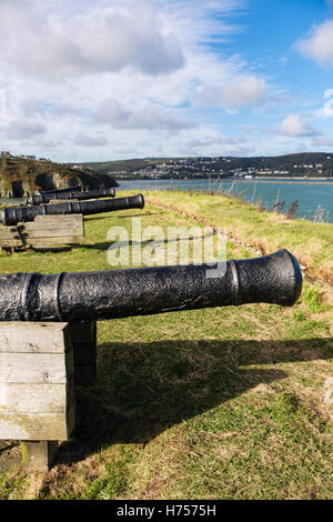 Vieux livres 9 canons en 18e siècle 1781 ruines du fort sur un promontoire donnant sur le port. Fishguard, Pembrokeshire, Pays de Galles, Royaume-Uni, Angleterre Banque D'Images