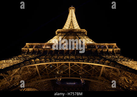 La tour Eiffel la nuit, low angle view Banque D'Images