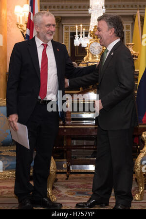 Leader du travail et Jeremy Corbyn le président colombien Juan Manuel Santos (à droite) au Palais de Buckingham à Londres. Banque D'Images