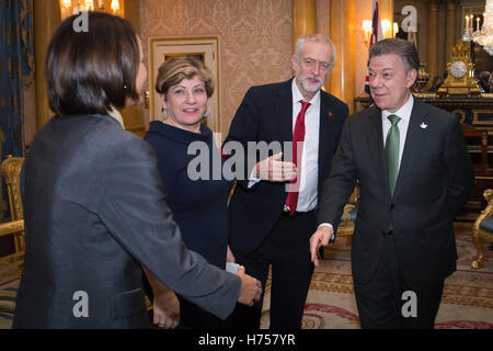 Leader du travail Jeremy Corbyn (deuxième à droite) et le président colombien Juan Manuel Santos (à droite) au Palais de Buckingham à Londres. Banque D'Images