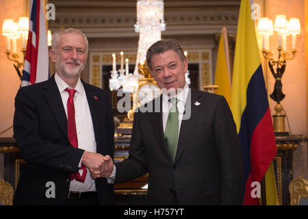 Leader du travail et Jeremy Corbyn le président colombien Juan Manuel Santos (à droite) au Palais de Buckingham à Londres. Banque D'Images