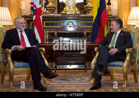 Leader du travail et Jeremy Corbyn le président colombien Juan Manuel Santos (à droite) au Palais de Buckingham à Londres. Banque D'Images