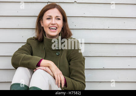 Portrait d'une belle réussite et une bonne femme d'âge moyen des femmes à l'extérieur de rire Banque D'Images