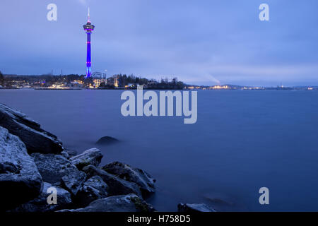 Vue de la tour d'observation Näsinneula, lac et rivage rocheux à Tampere, Finlande, en soirée. Banque D'Images