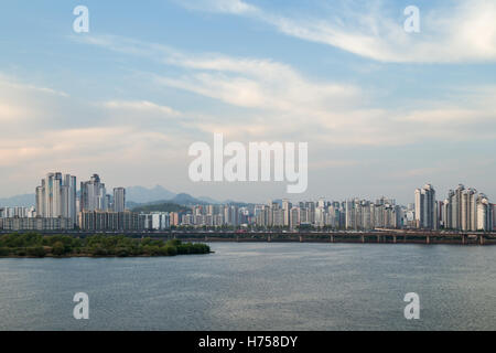 Quartier résidentiel le long de la rivière Han vu du pont Mapo à Séoul, Corée du Sud. Copier l'espace. Banque D'Images